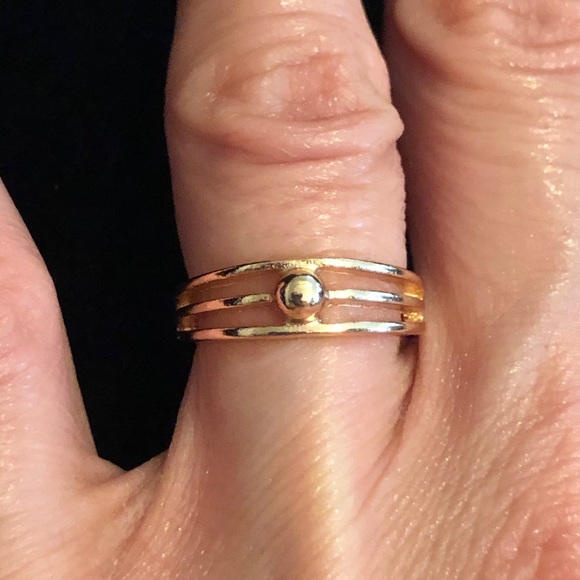 Elegant Gold-Tone Women's Ring - Picture 4 of 8